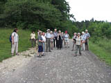 die Wandergruppe postiert sich beim nrdlichen Abstieg vom Hrselberg noch einmal dem Fotografen