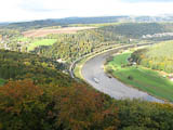 von der Festung Knigstein schaut man ber den Elbbogen zur Bastei und zur Rathewalder Hhe