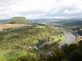 der Lilienstein wird von der Sonne beleuchtet - rechts im Hintergrund die Schrammsteine mit dem Falkenstein