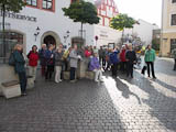 unsere Stadtfhrerin Fr. Kntzel erlutert vor aufmerksamen Puplikum dieses Gebude  