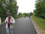 auf dem Radweg um den See - Brigitta ist immer in der Spitzengruppe