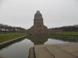 das Vlkerschlachtdenkmal von Bruno Schmitz mit dem wieder hergestellten See der Trnen