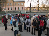 Start am Bahnhof Rudolstadt - Wolfgang Renner berichtet am Schriftstellerstein ber historische Bewohner der Stadt