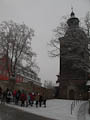 Warten auf die Pastorin Sprengler vor der Marienkirche Bad Berka