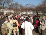 Start vor dem Bahnhof Kthen - wir warten auf die Stadtfhrerin