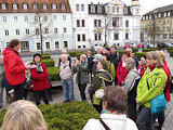 Start einer auergewhnlichen Exkursion auf dem Bahnhofsvorplatz Weimar - Wanderleiterin Gudrun Harnisch