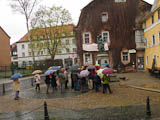 auf dem schnen Natursteinpflaster am Donndorfbrunnen