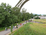 Zwischenhalt bei der Busfahrt unter der Ilmtalbrcke bei Langewiesen