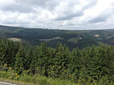 auf dem Talsperrenrundweg sieht man die Dunkeltalbrcke, Sdportal Rehbergtunnel, Sdportal Masserbergtunnel - oben am Horizont der Ort Masserberg