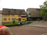 Bachs Geburtshaus aus dem 18. Jhdt. und der Erweiterungsbau des Bachmuseums aus dem 21. Jhdt. des Architekten  Prof. Penkhues, Kassel