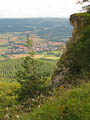 Blick ber die Klippe des Heldrasteines auf den Ort Heldra im Hessischen  Land