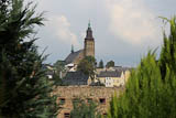 die St. Wolfgangskirche sitzt wie eine Glucke auf dem Schneeberg