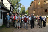 die ganze Exkursionsgruppe verfolgt seine Ausfhrungen vor dem Steigerhaus des Pochwerkes