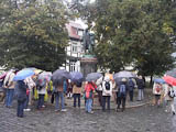 Vor dem Guts-Muths-Denkmal, welches vor dem Geburtshaus Plle 39 steht