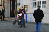 unsere "VIP-Hexe Befana" vor dem Hotel "Elefant" - Werner kann's nicht glauben!