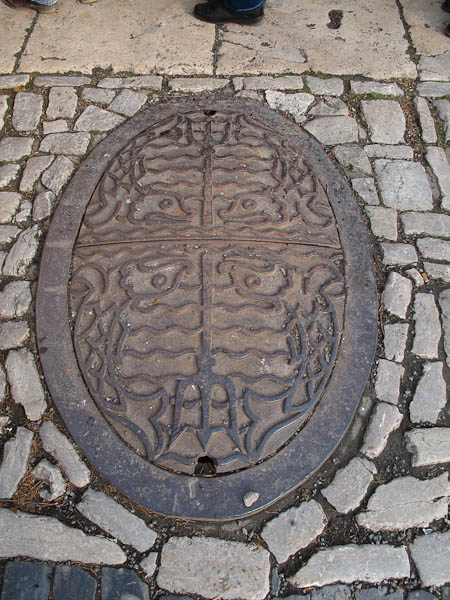 die Brunnenleitungen in Weimar liegen unter diesen Kontrollschachtdeckeln