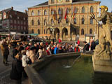 Beginn unserer Brunnenwanderung in Weimar am Neptunbrunnen auf dem Markt der Stadt