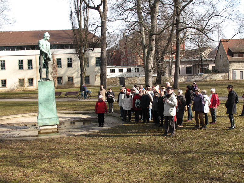 der Spiegelbrunnen wurde zu Ehren Wildenbruchs errichtet - kurz vor den historischen Friedhof Weimars