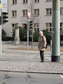 am Theaterbrunnen trafen wir unsere ehemalige Wanderfreundin Ingird Apel.