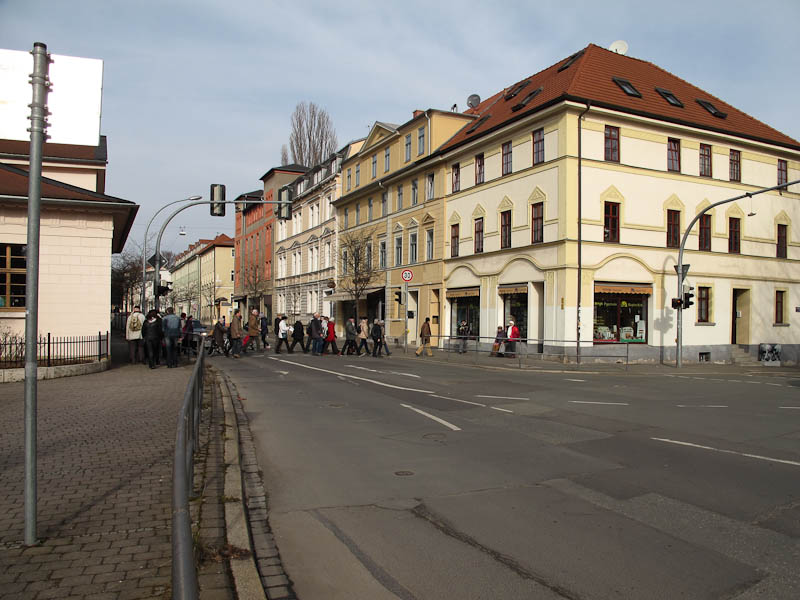 die Wandergruppe der LEW ?berquert an ehemaligen Zollhaus Coudrays die Erfurter Stra?e