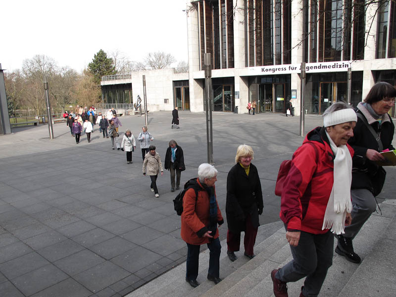 der "Lindwurm" der Gruppe durch den Weimar-Hallenpark bewegt sich zum B?rgerschulbrunnen