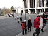 der "Lindwurm" der Gruppe durch den Weimar-Hallenpark bewegt sich zum Brgerschulbrunnen