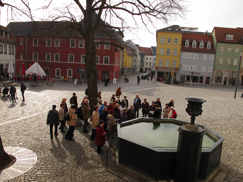 der 1822 von Coudray entworfene Herderbrunnen steht auf einem alten Standort eines steinernen Dietrichbrunnens auf dem Herderplatz - dem ?ltesten Brunnenstandortes Weimars