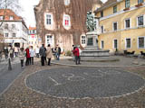 besonders wertvoll ist die Natursteingepflasterte Vorflche vor den Donndorfbrunnen an der Rittergasse, einem Nachguss eines Auftragswerkes fr die Stadt New York