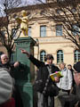 Gudrun Harnisch weist auf die Richtung unserer Wandergruppe hin - als Leiterin dieses Unternehmens der LEW hier am Lesemnnchenbrunnen in Zentrum unserer Stadt