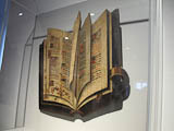 geschnitztes Buch aus der Zeit nach dem Bildersturm - Illusionsschnitzerei geschnitztes Buch aus der Zeit nach dem Bildersturm - Illusionsschnitzerei