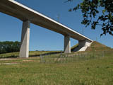 das nrdliche Brckenende der Scherkondetalbrcke ber den Grobrembacher Speicher - 576,50 m lang