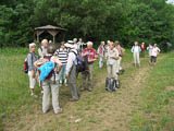 Sammeln auf dem Weg nach Rittersdorf - keiner geht vor'm Wanderleiter