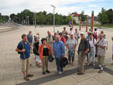 auf dem riesigen Bahnhofsvorplatz von Gotha versammelt sich die LEW zur Exkursion "Cranach - die 2. (3.)" auf dem riesigen Bahnhofsvorplatz von Gotha versammelt sich die LEW zur Exkursion "Cranach - die 2. (3.)"