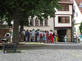 Gottfried Vogel beim Stadtrundgang im Schatten der Bäume Gottfried Vogel beim Stadtrundgang im Schatten der Bäume