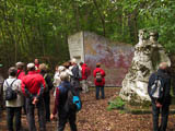 dieses Denkmal auf der Strae der Helden (der 8. Garde-Armee) mittel im Wald wird es wohl nicht berleben (aus Gips und Beton)