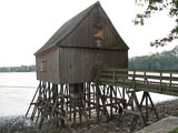 das Fischerhaus im abgelassenen (abgefischten) Hausteich 