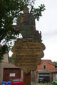 schne handgeschnitzte Schilder verschnern den Ort