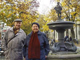 die Verfasser des Vortrages der LEW - Dietrich und Hildegard Goepfart am Gaensemaennchen-Brunnen in der heutigen Schillerstrasse von Weimar