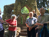 an der kuenstlichen Ruine im Park Belvedere - Erlaeuterungen zum Konzept der Nutzung.