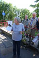 Inge Kieser verweist auf das 2010 erffnete Lapidarium neben dem Mbisburger Brgergarten.