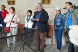 Erlaeuterungen in der Brug-Doppelkapelle auf der Burg Lohra durch Wolfgang Renner