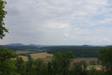 weiter Blick ins Land - die Gleichberge und der Straufhain