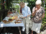 Ausklang in Welschers Garten, wo Uschi mit leckerem Kuchen, Kaffee und Getraenken auf uns wartete.