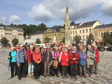 das obligatorische Gruppenbild an der Postsaeule auf dem Sebnitzer Markt!