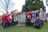 Gruppenbild am "Schlaglochdenkmal" von Niederzimmern