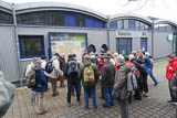 Erlaeuterung des Tagesprogramms durch Wolfgang Renner am Bahnhof Saalfeld