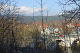 Blick ueber die Saalebruecke zum Kulm; Hausberg von Saalfeld