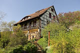 schönes Laubenganghaus am Hang von Seitenroda.