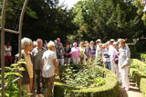 hier der Rosengarten des Klosters