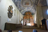 Blick in den Chor mit Schnitzaltar und Holzdecke!